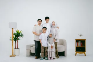 Thumbnail contoh foto family di Vibesroom Studio