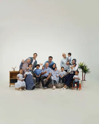 Thumbnail contoh foto family di Vibesroom Studio