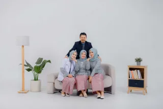 Thumbnail contoh foto graduation di Vibesroom Studio