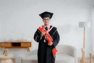 Thumbnail contoh foto graduation di Vibesroom Studio