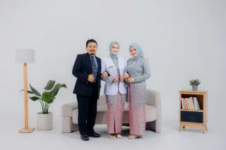 Thumbnail contoh foto graduation di Vibesroom Studio
