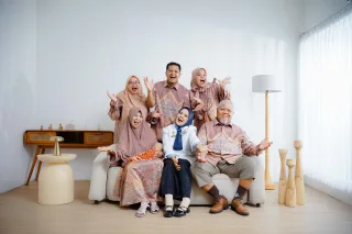 Thumbnail contoh foto graduation di Vibesroom Studio