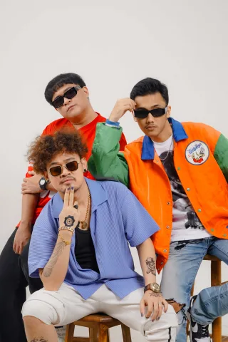 Thumbnail contoh foto group di Vibesroom Studio